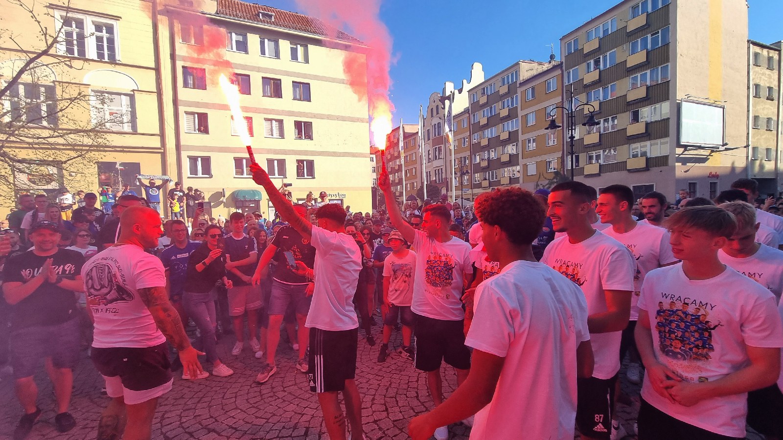 Limuzyną przyjechali na spotkanie z kibicami w rynku