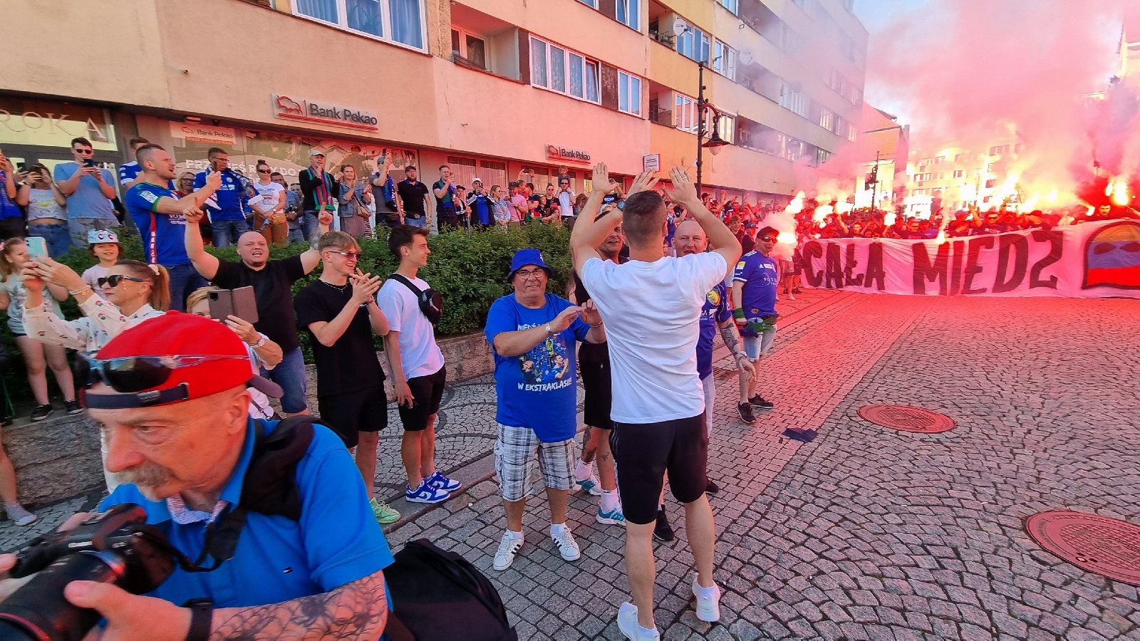 Limuzyną przyjechali na spotkanie z kibicami w rynku