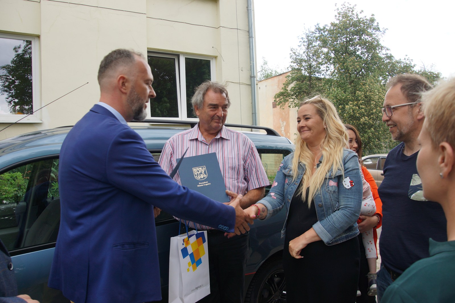 Przekazanie samochodu rodzicom Sofii i Alinki