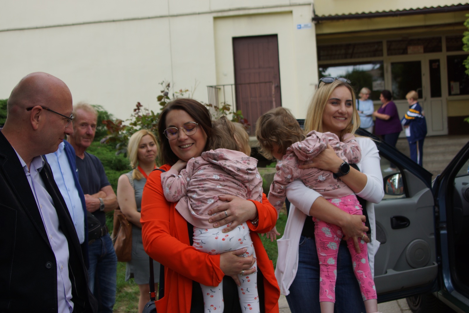 Przekazanie samochodu rodzicom Sofii i Alinki