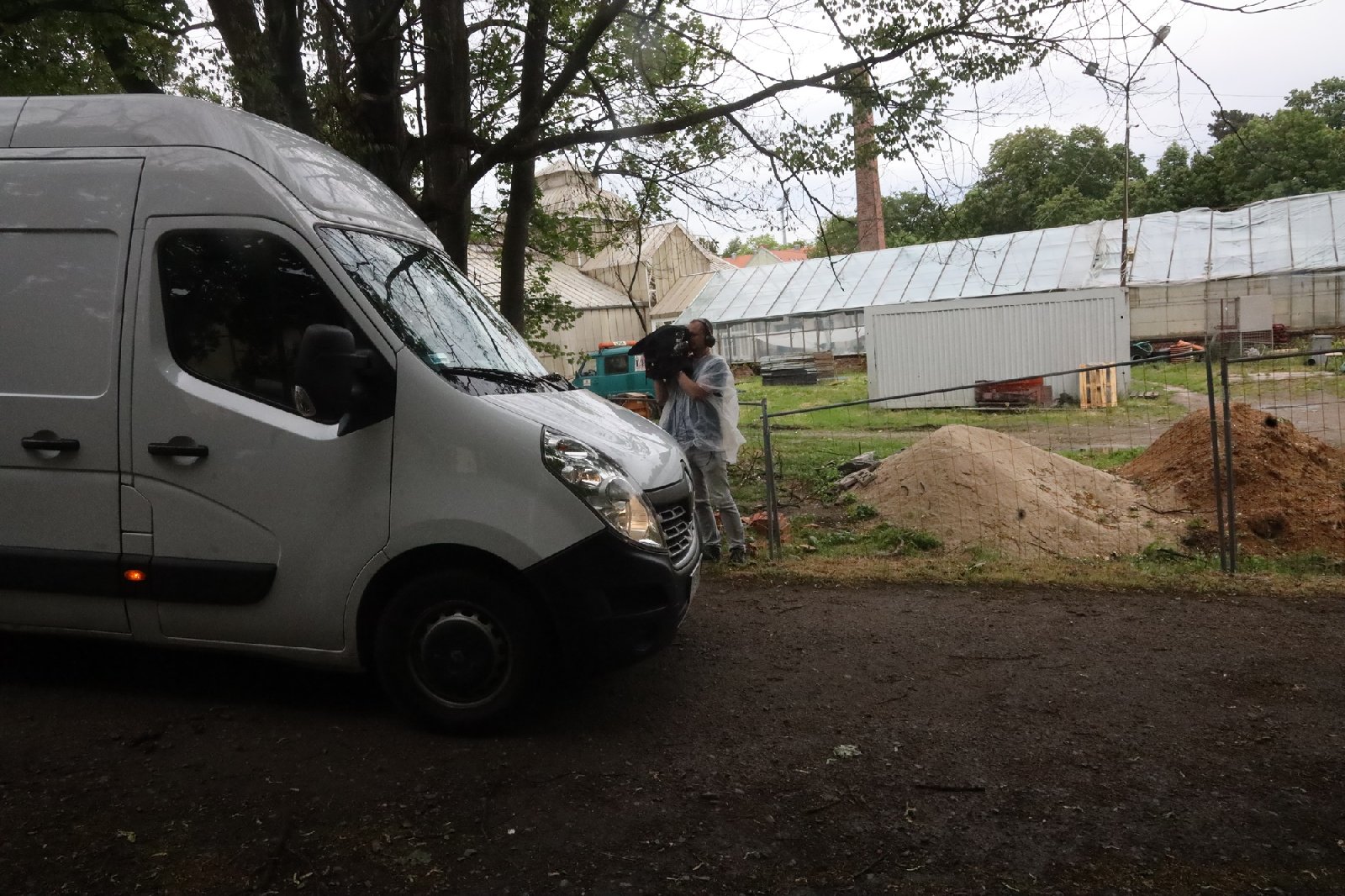 Pracownicy poznańskiego ZOO przygotowują zwierzęta do transportu