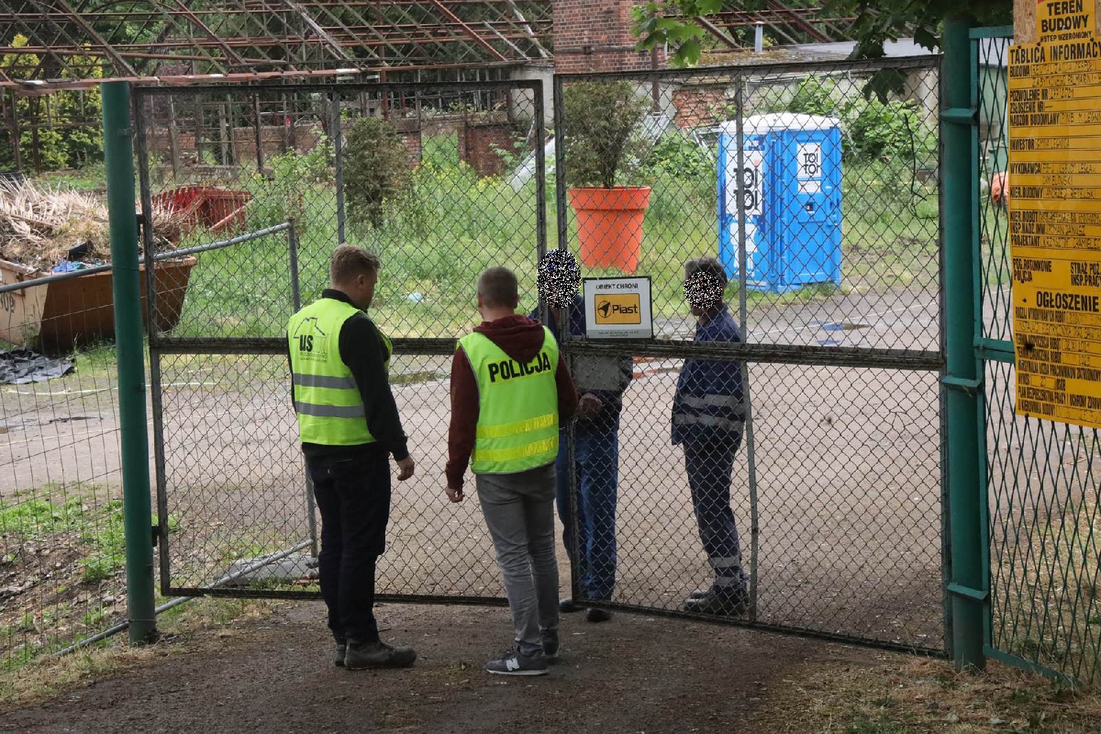 Pracownicy poznańskiego ZOO przygotowują zwierzęta do transportu