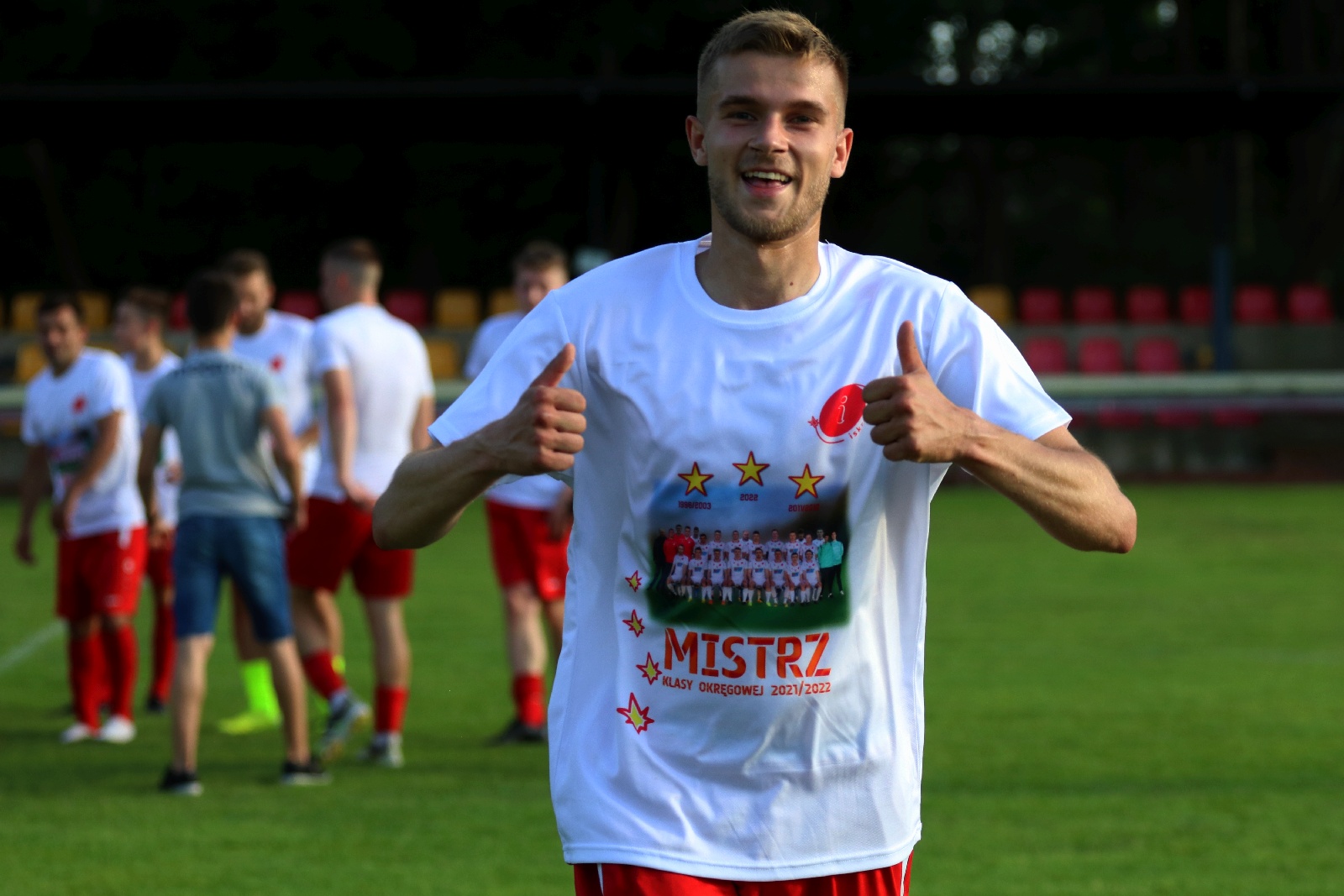 Radość Iskry Kochlice po ostatnim meczu w okręgówce