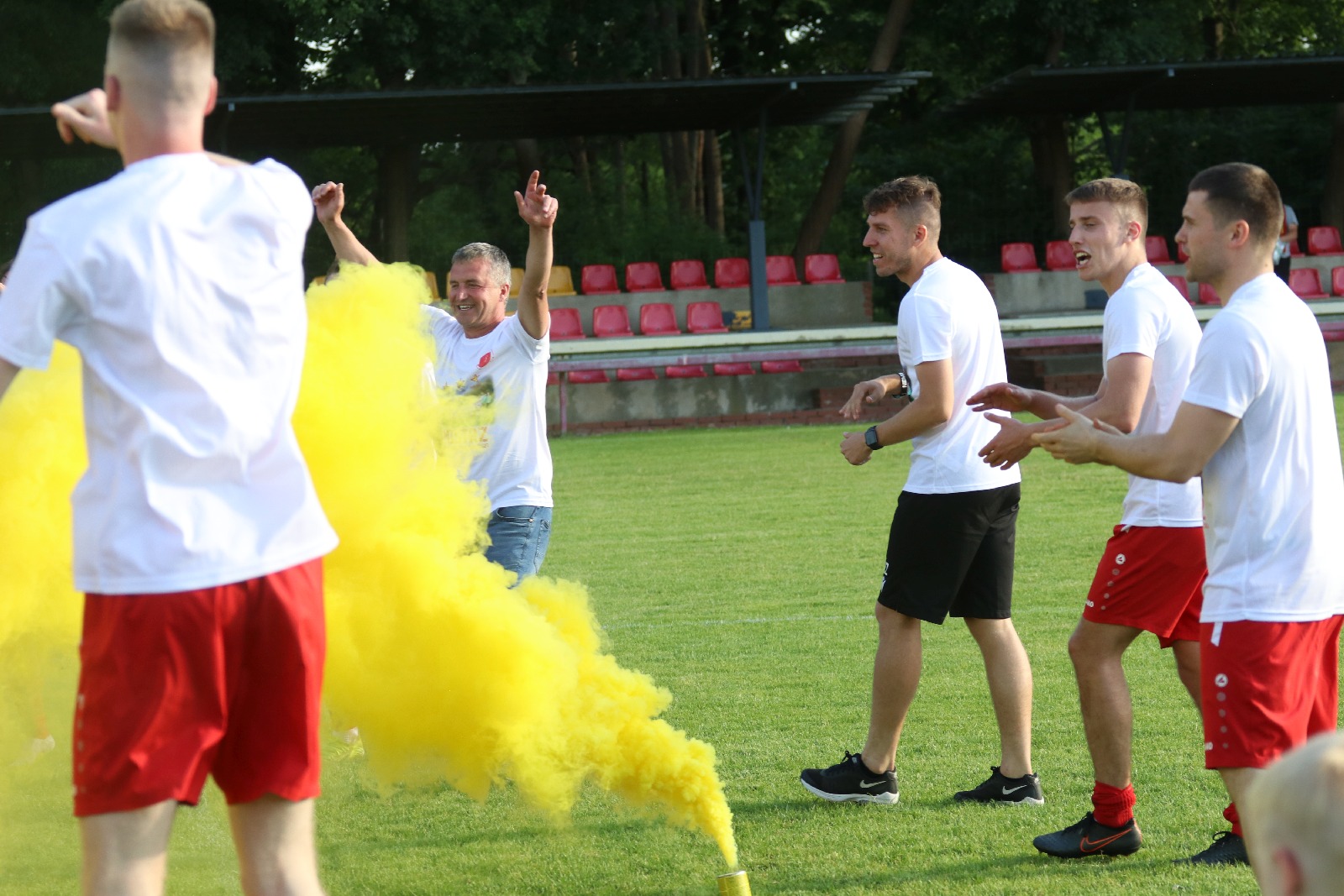 Radość Iskry Kochlice po ostatnim meczu w okręgówce