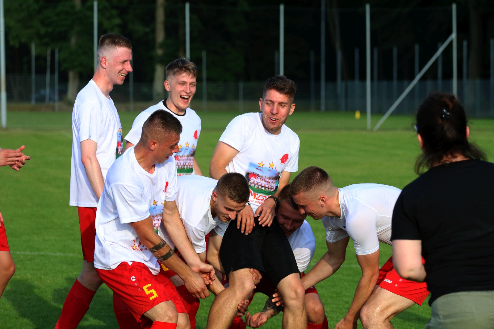 Radość Iskry Kochlice po ostatnim meczu w okręgówce