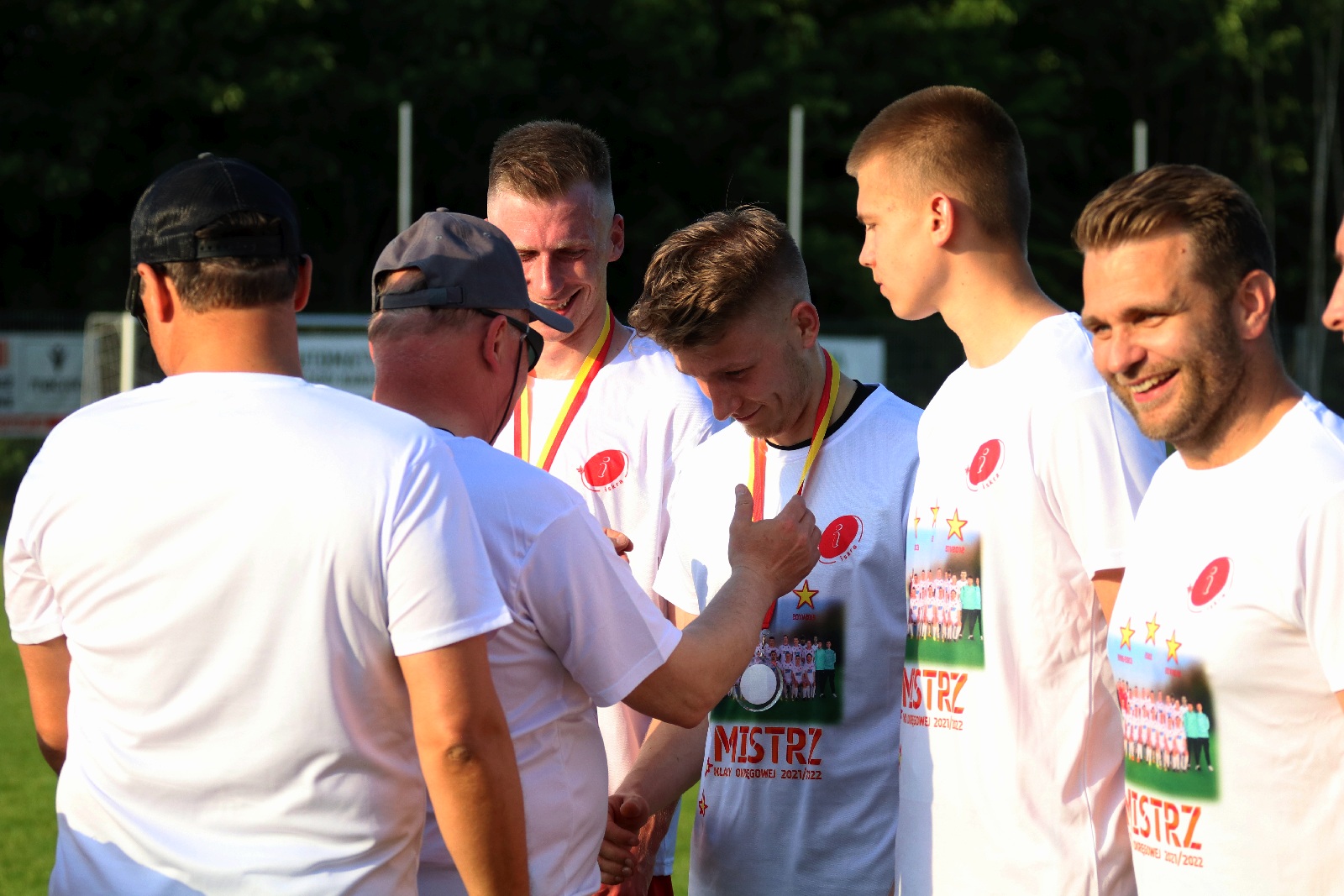 Radość Iskry Kochlice po ostatnim meczu w okręgówce