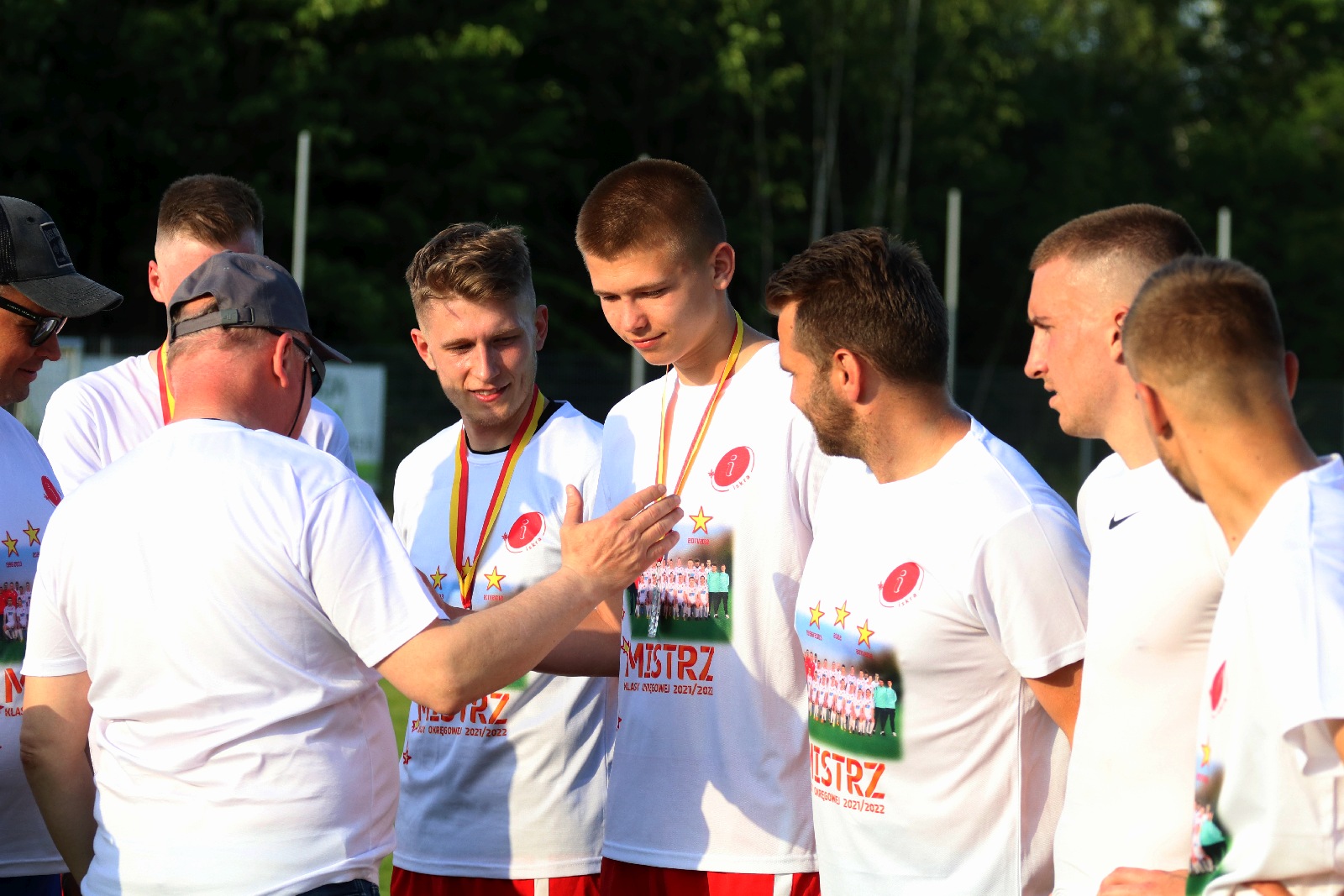 Radość Iskry Kochlice po ostatnim meczu w okręgówce