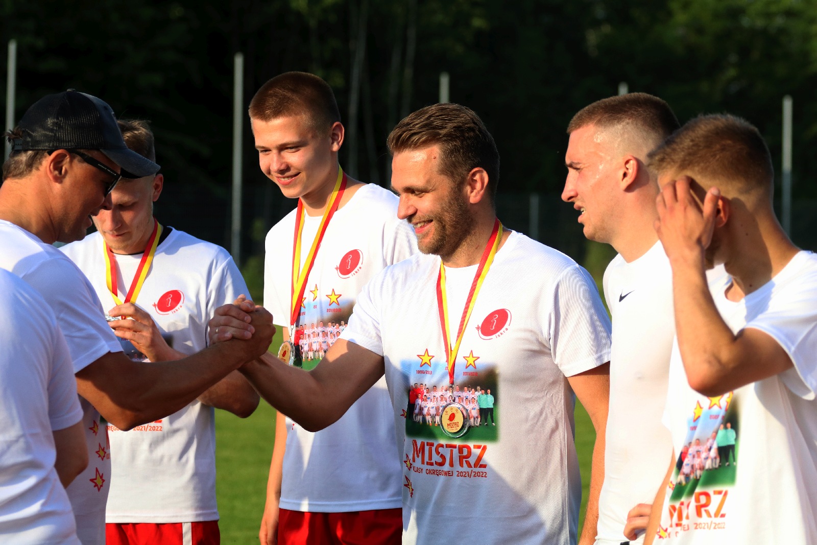 Radość Iskry Kochlice po ostatnim meczu w okręgówce