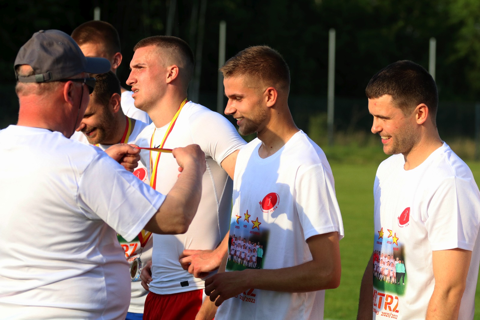 Radość Iskry Kochlice po ostatnim meczu w okręgówce