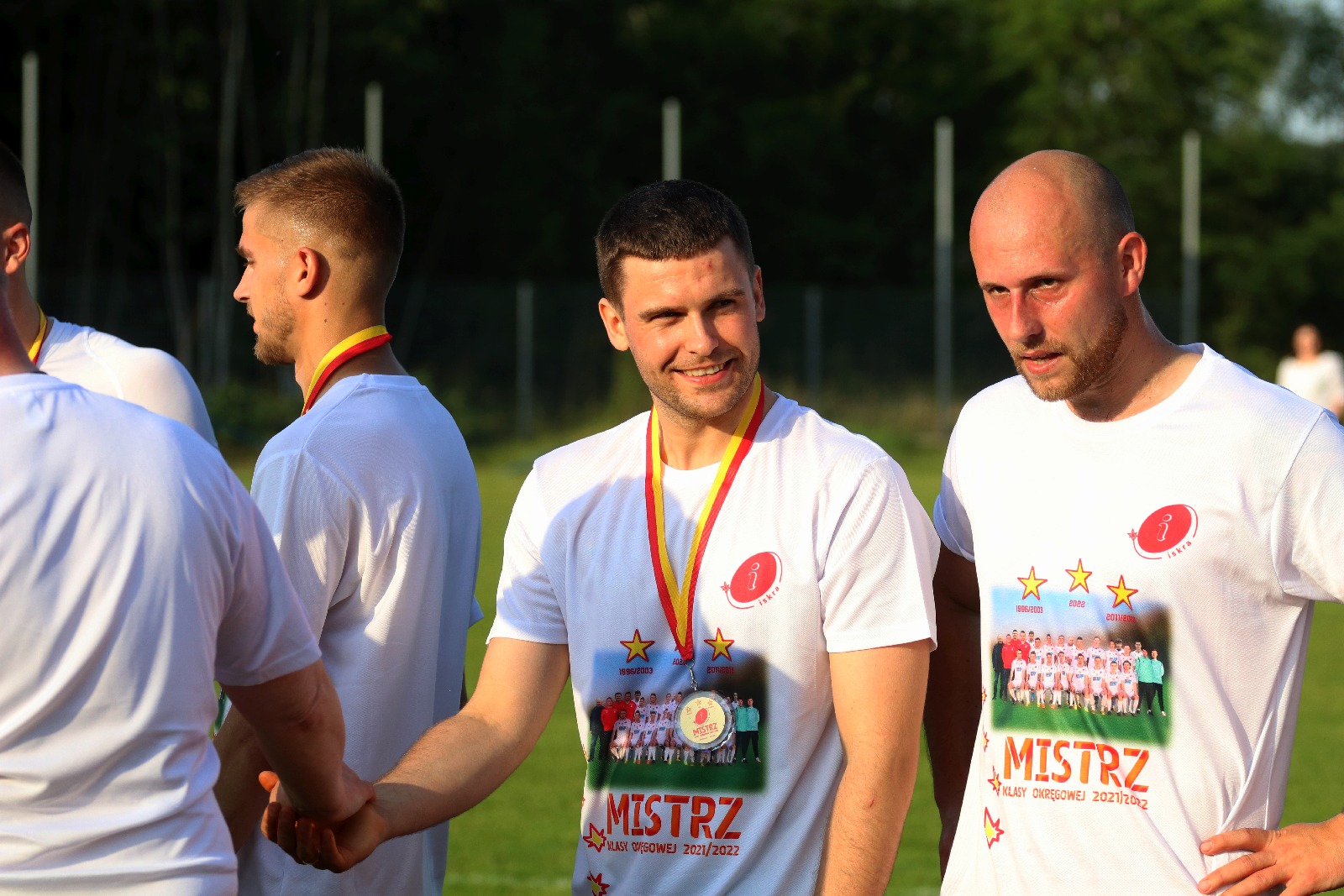 Radość Iskry Kochlice po ostatnim meczu w okręgówce