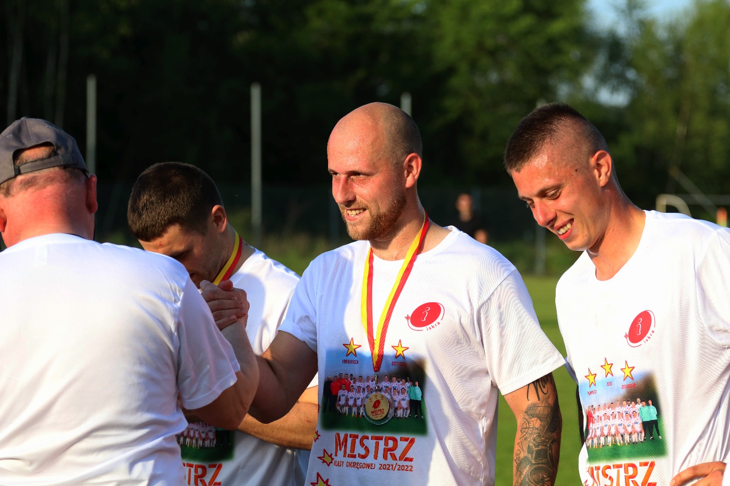 Radość Iskry Kochlice po ostatnim meczu w okręgówce