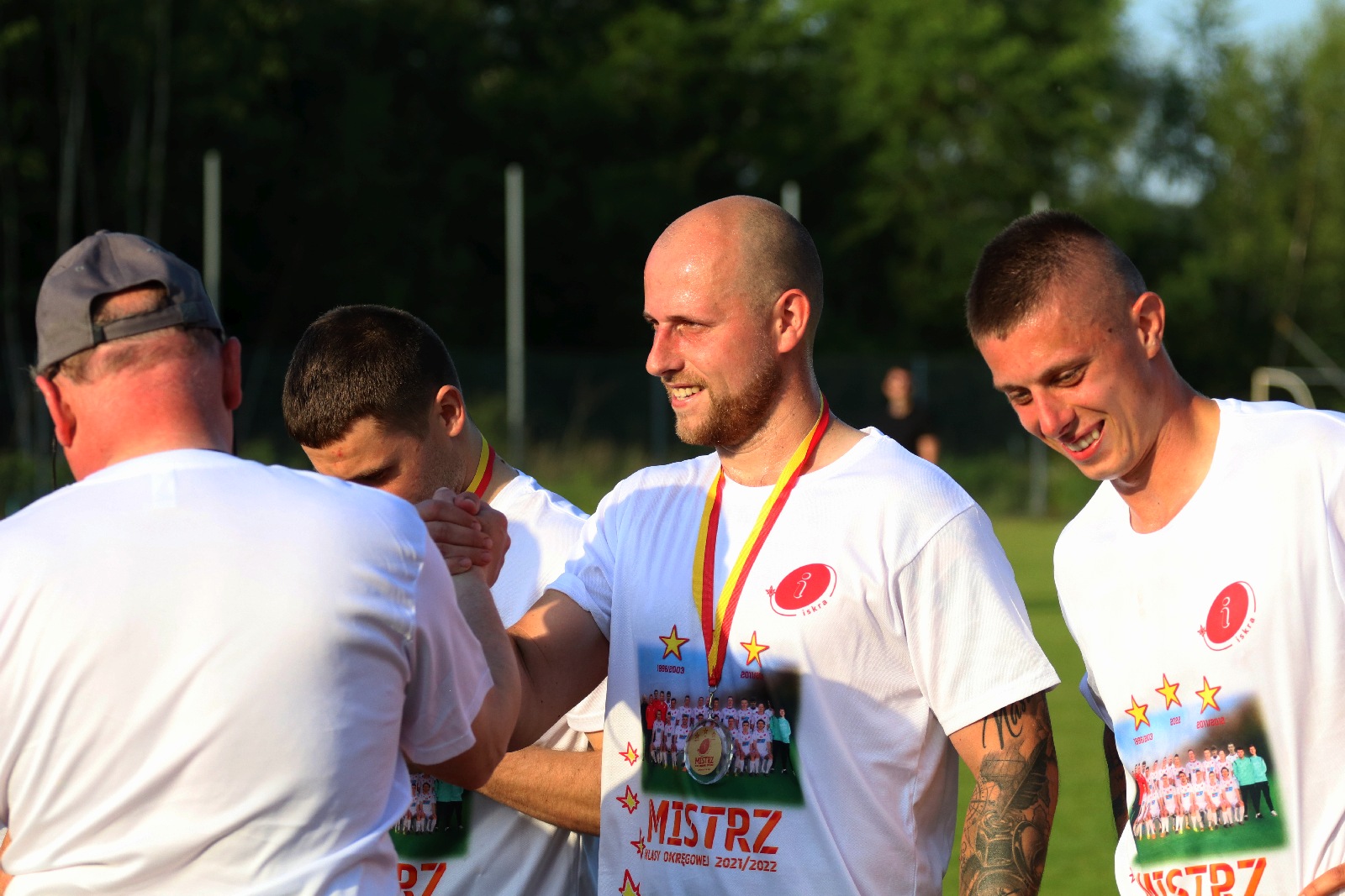 Radość Iskry Kochlice po ostatnim meczu w okręgówce