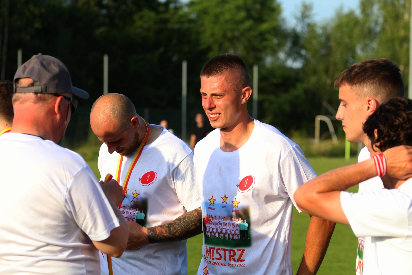 Radość Iskry Kochlice po ostatnim meczu w okręgówce