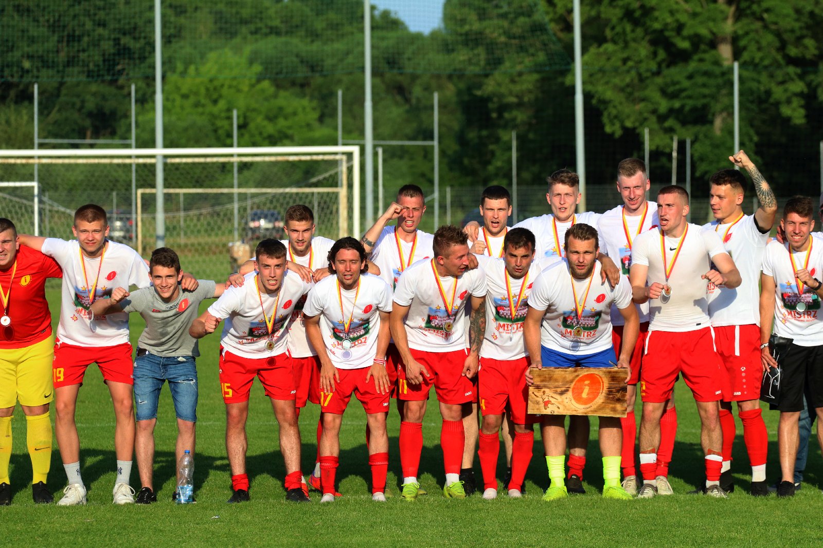 Radość Iskry Kochlice po ostatnim meczu w okręgówce