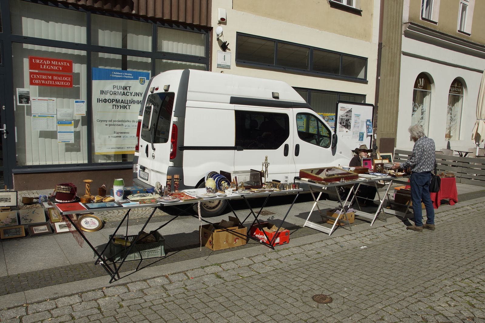 Centrum Legnicy pełne staroci i poszukiwaczy starych przedmiotów