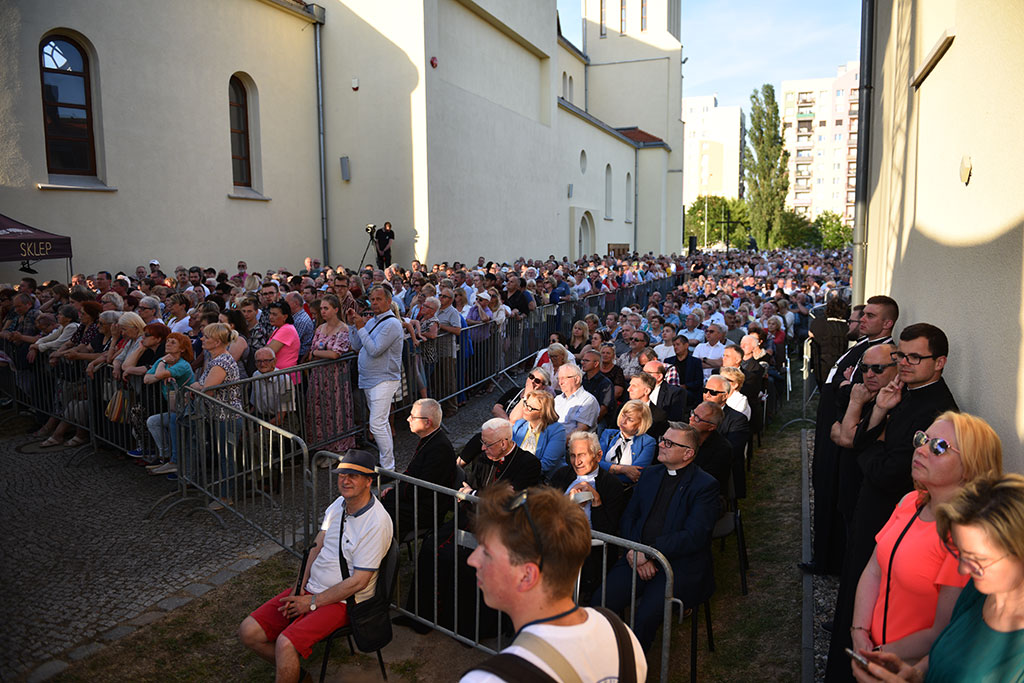 Koncert zespołu braci Golców ku czci Św. Jana Pawła II w Legnicy