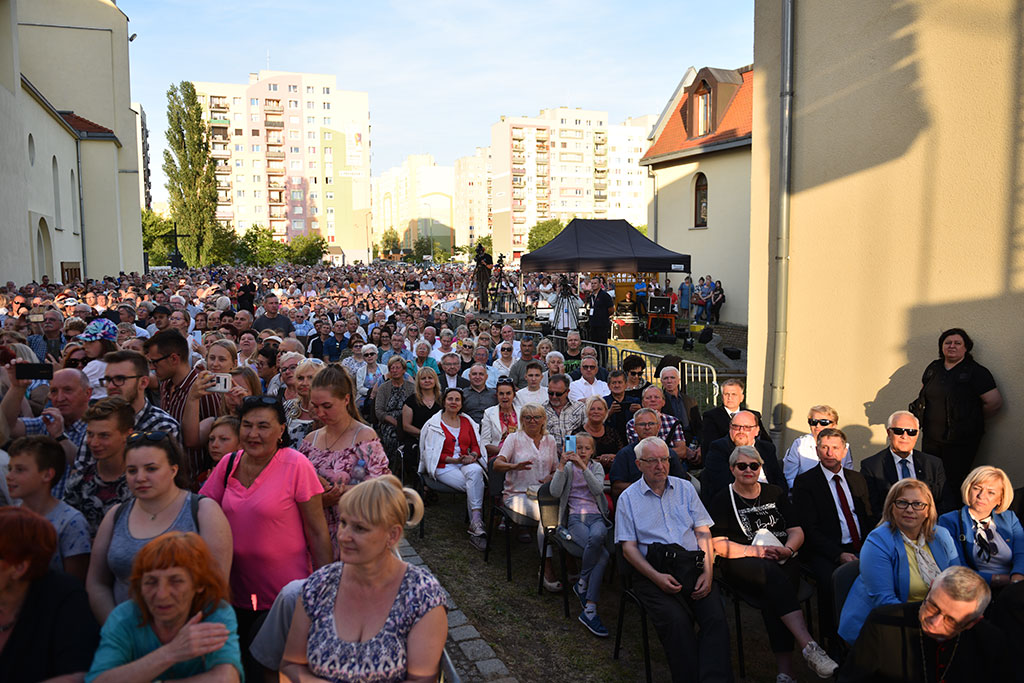 Koncert zespołu braci Golców ku czci Św. Jana Pawła II w Legnicy
