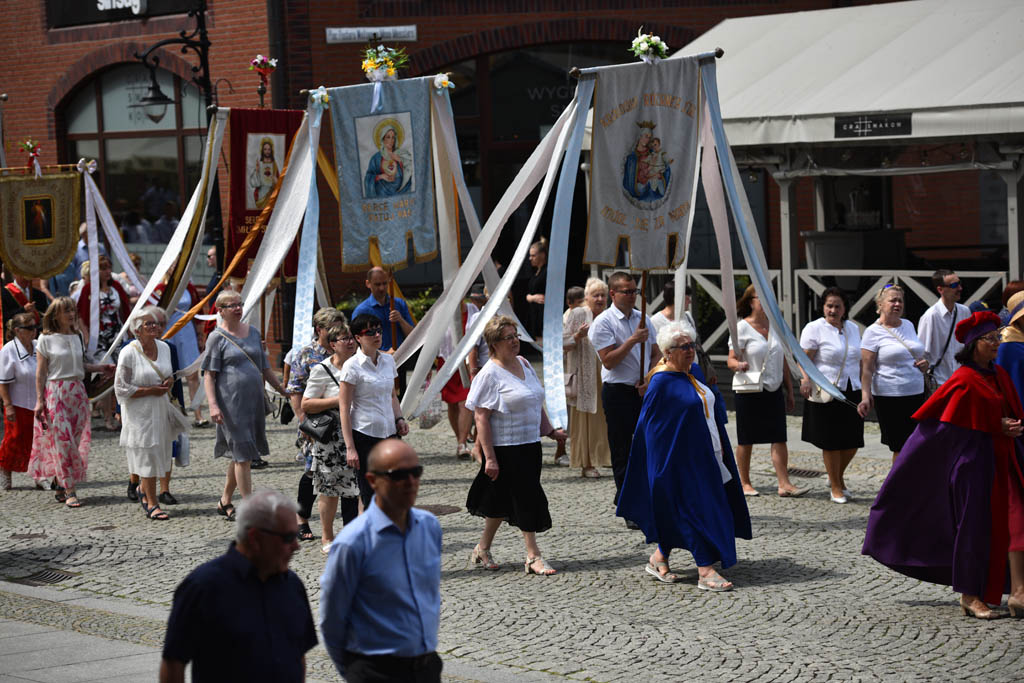 Tysiące wiernych uczestniczyły w głównej procesji Bożego Ciała