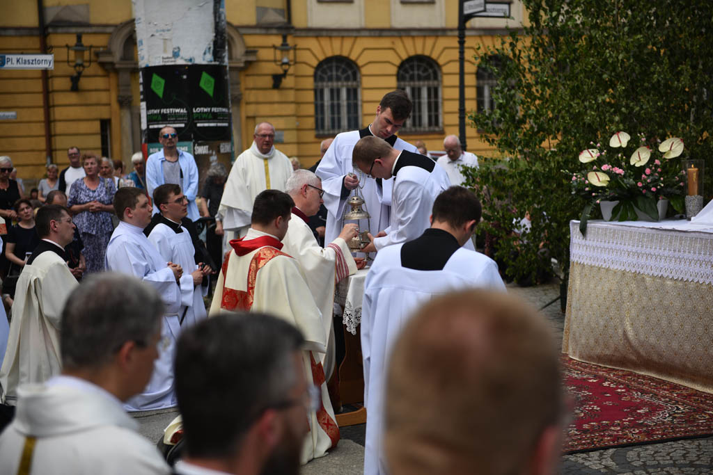 Tysiące wiernych uczestniczyły w głównej procesji Bożego Ciała