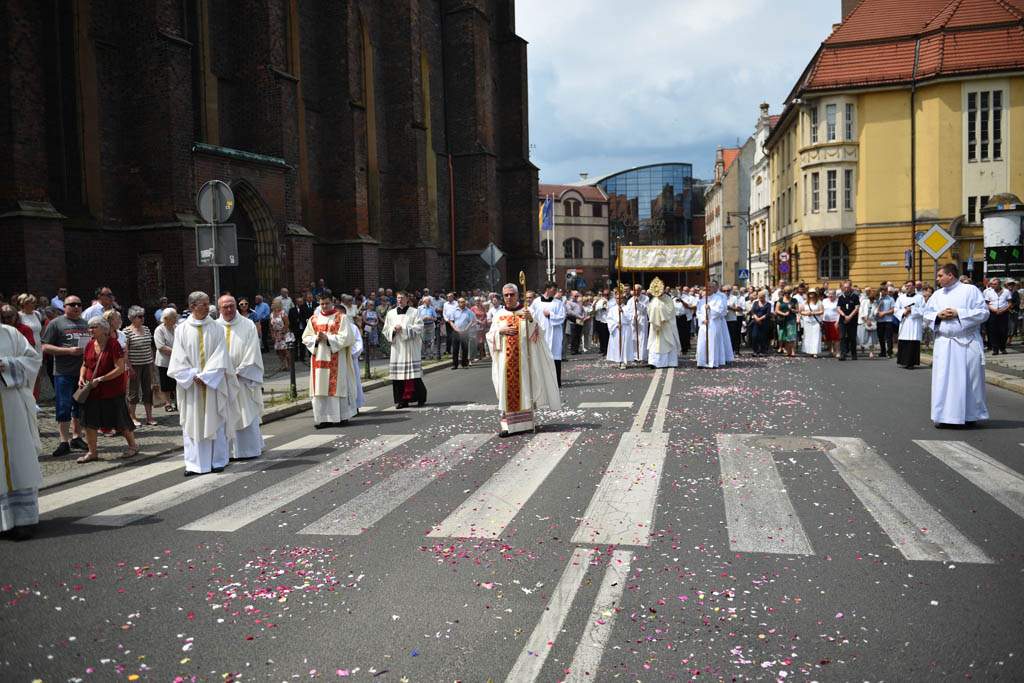 Tysiące wiernych uczestniczyły w głównej procesji Bożego Ciała