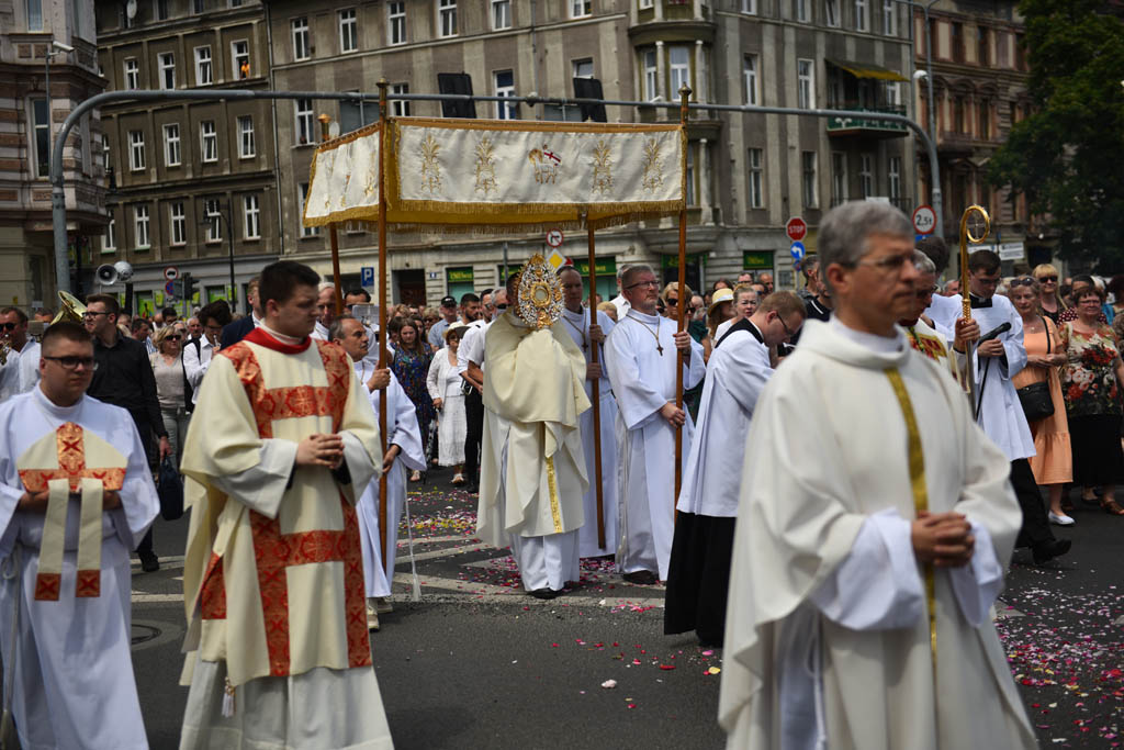 Tysiące wiernych uczestniczyły w głównej procesji Bożego Ciała
