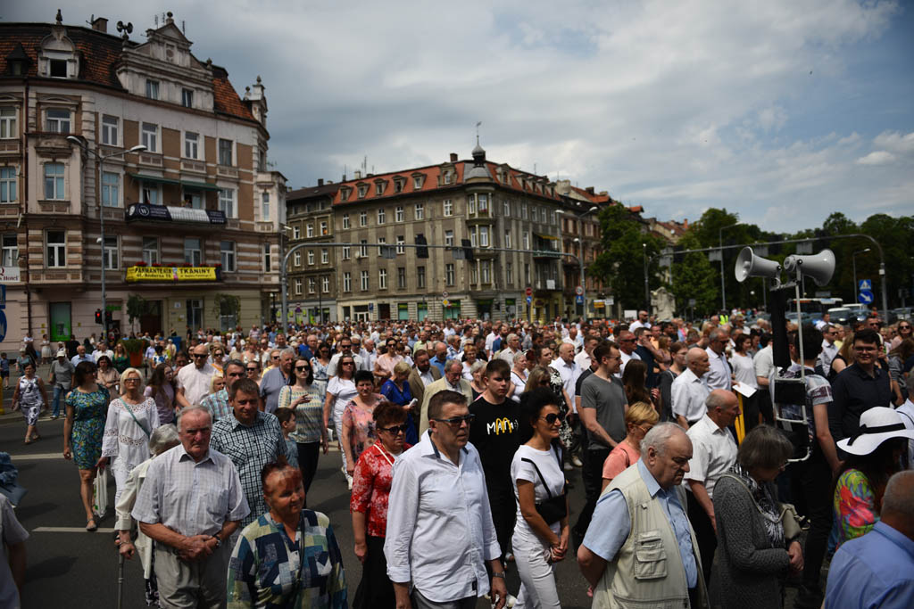Tysiące wiernych uczestniczyły w głównej procesji Bożego Ciała