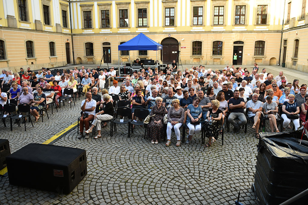Quo vadis Jerzy Kryszak? Doskonała zabawa na dziedzińcu