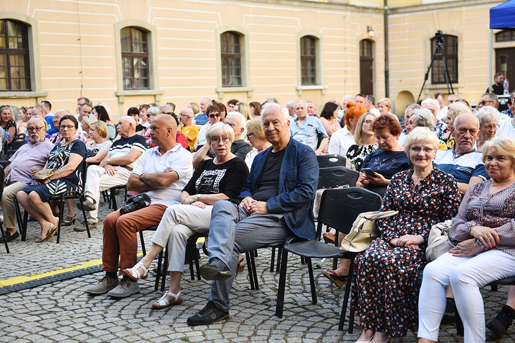 Quo vadis Jerzy Kryszak? Doskonała zabawa na dziedzińcu
