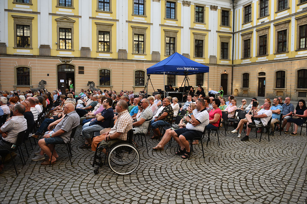 Quo vadis Jerzy Kryszak? Doskonała zabawa na dziedzińcu