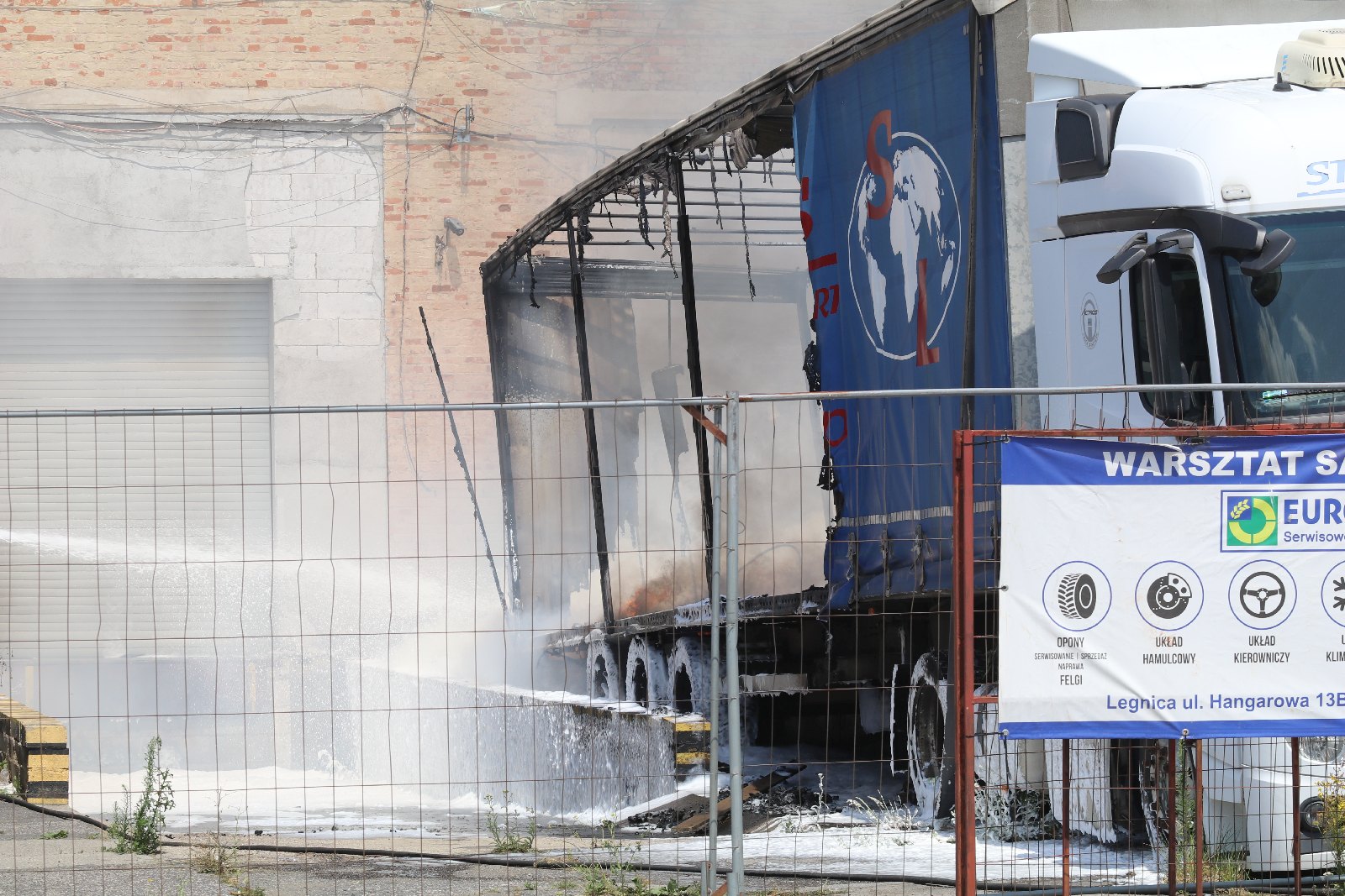 Czarny dym nad miastem. Płoną opony i samochody na lotnisku