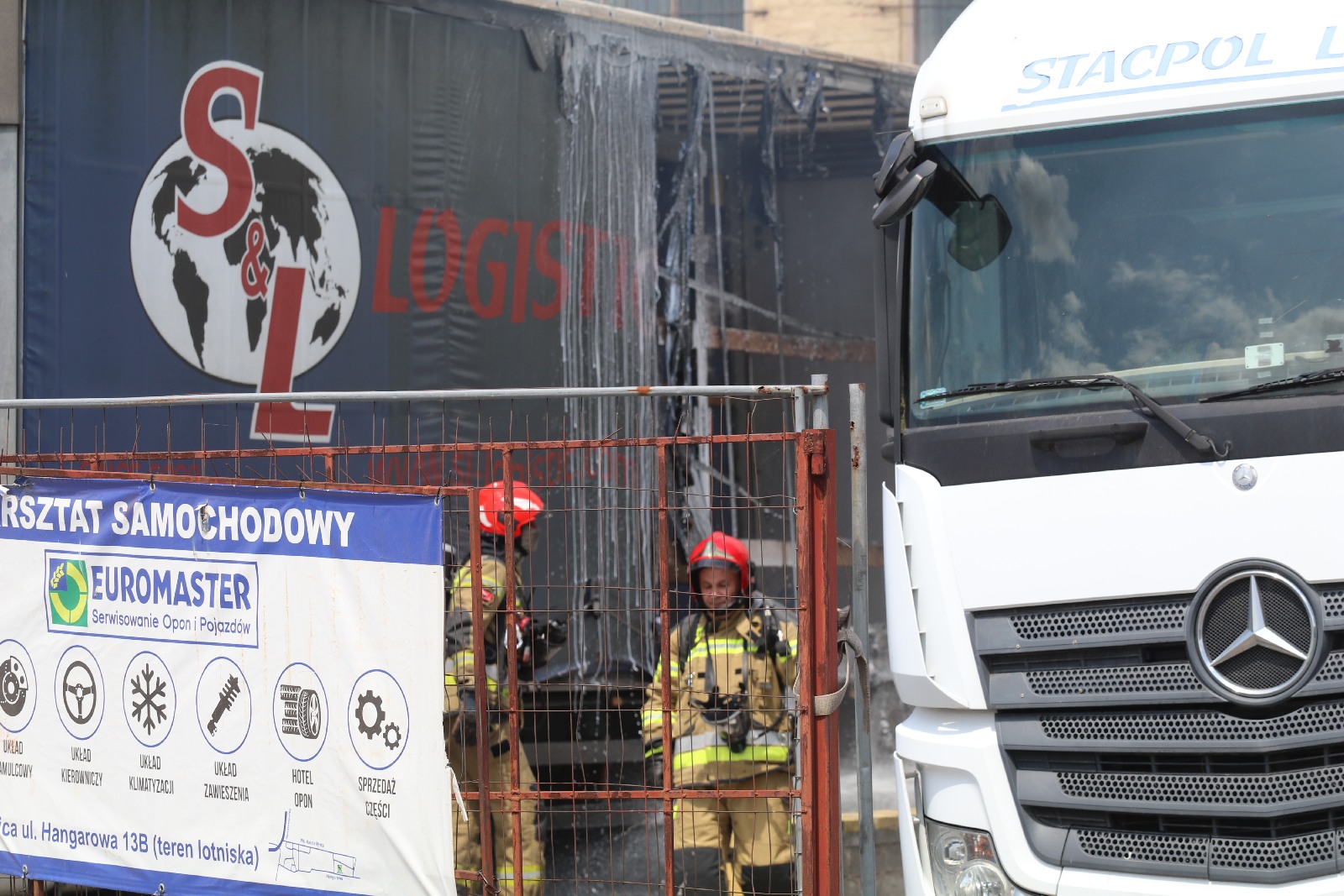 Czarny dym nad miastem. Płoną opony i samochody na lotnisku