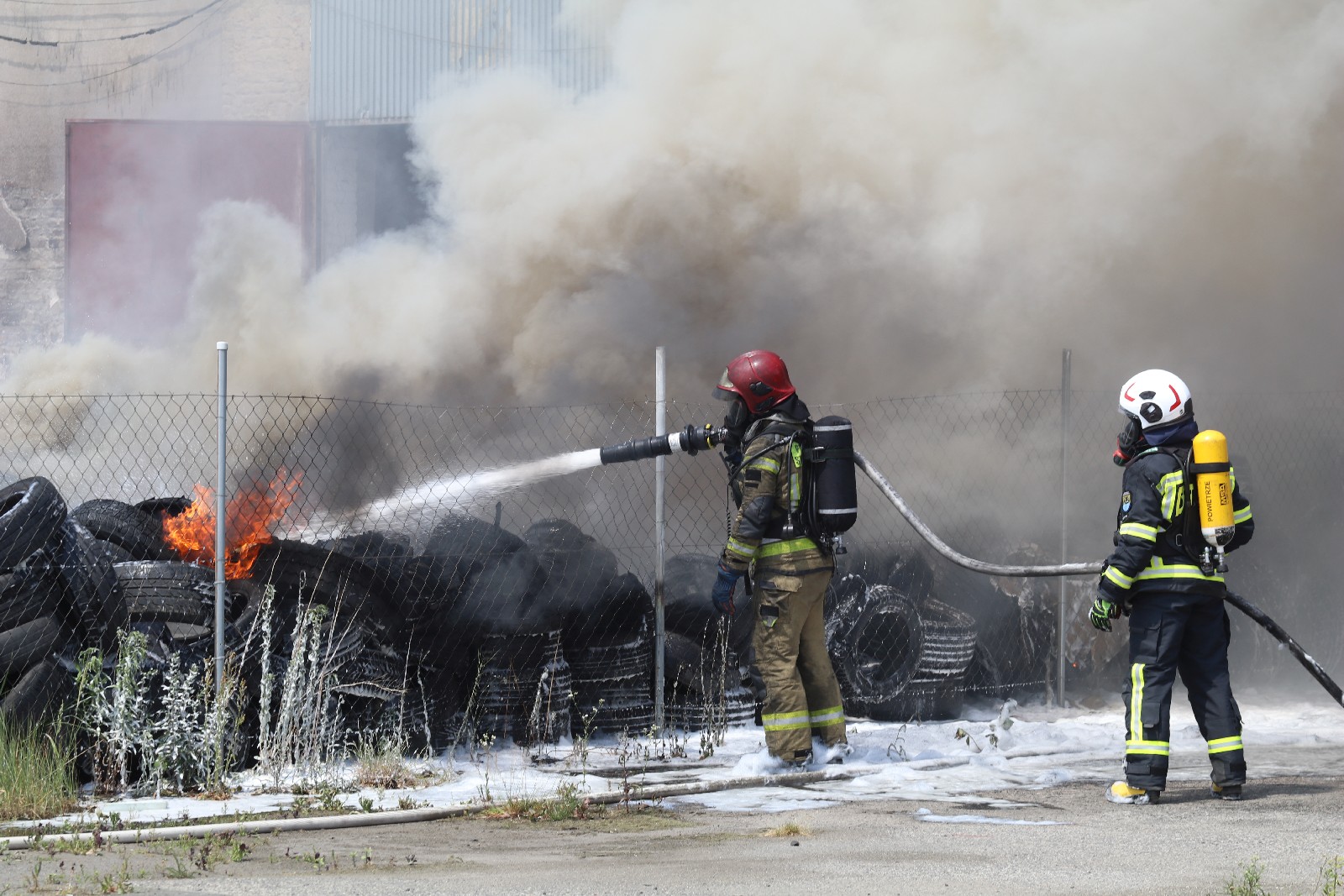Czarny dym nad miastem. Płoną opony i samochody na lotnisku