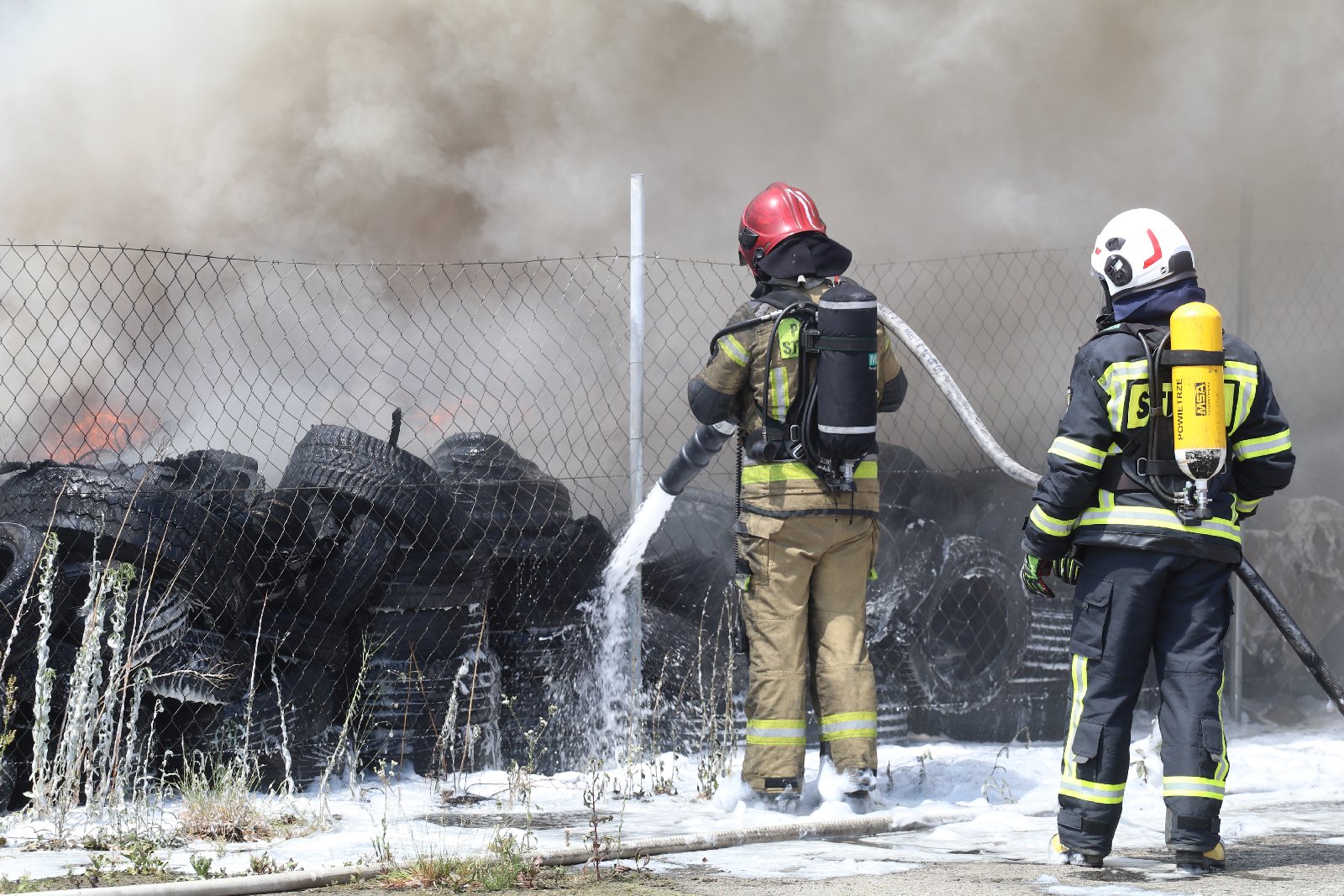 Czarny dym nad miastem. Płoną opony i samochody na lotnisku