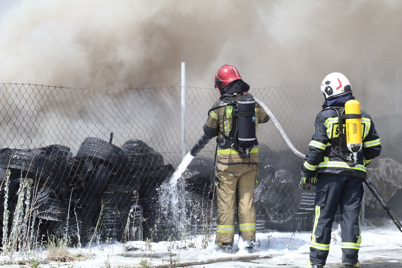 Czarny dym nad miastem. Płoną opony i samochody na lotnisku