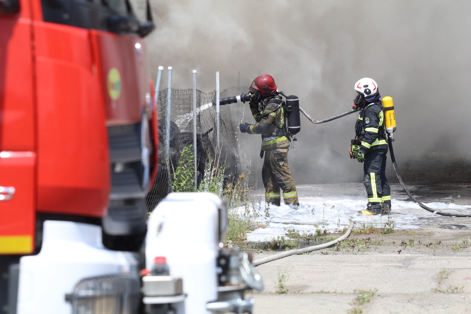 Czarny dym nad miastem. Płoną opony i samochody na lotnisku