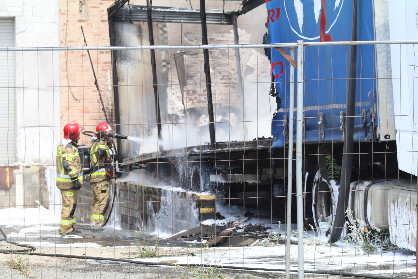 Czarny dym nad miastem. Płoną opony i samochody na lotnisku