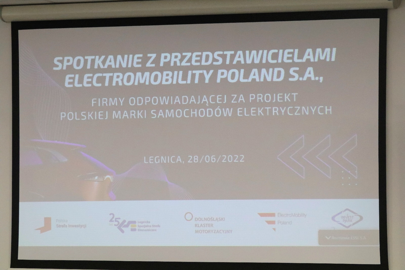 LSSE podjęła współpracę z Orgmasz. W tle samochody elektryczne