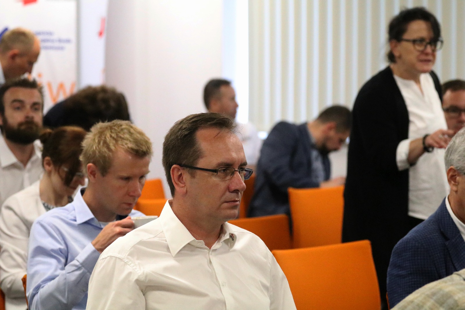 LSSE podjęła współpracę z Orgmasz. W tle samochody elektryczne