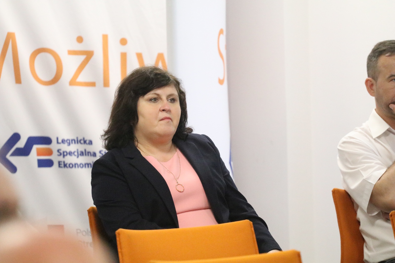 LSSE podjęła współpracę z Orgmasz. W tle samochody elektryczne