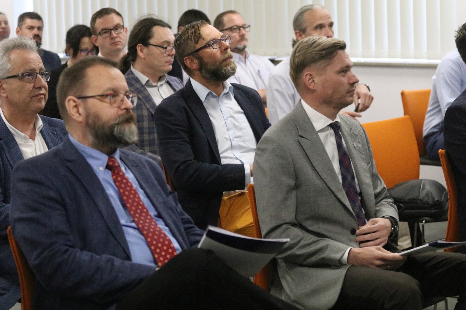 LSSE podjęła współpracę z Orgmasz. W tle samochody elektryczne