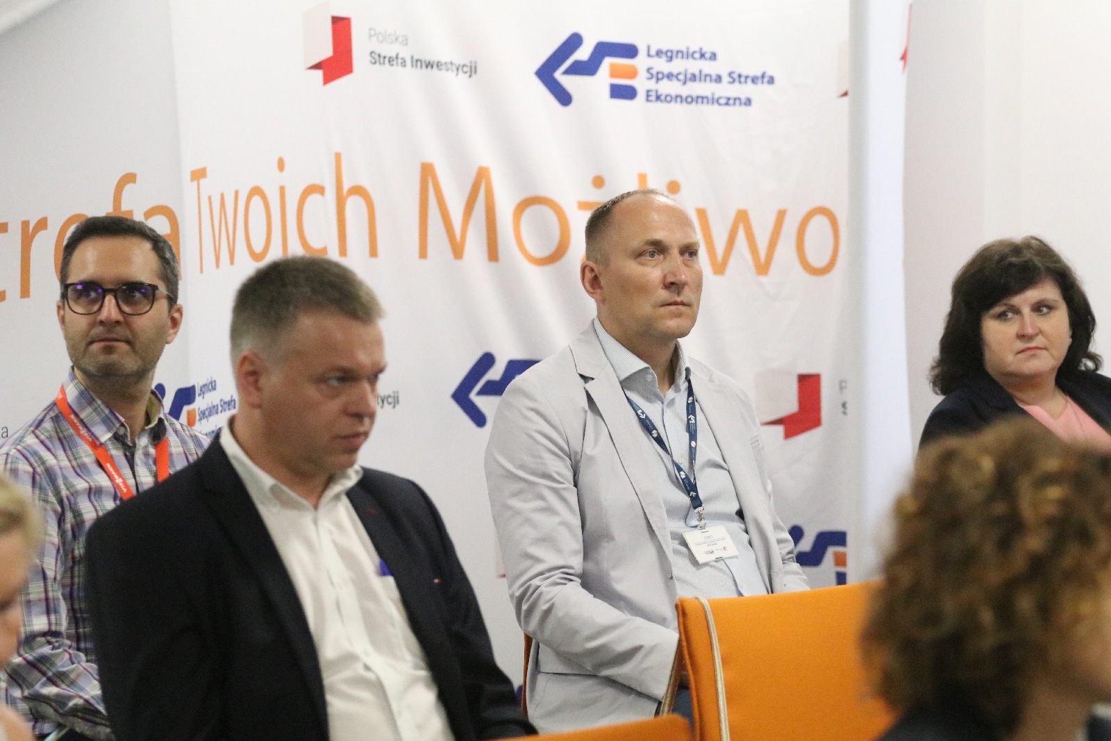 LSSE podjęła współpracę z Orgmasz. W tle samochody elektryczne