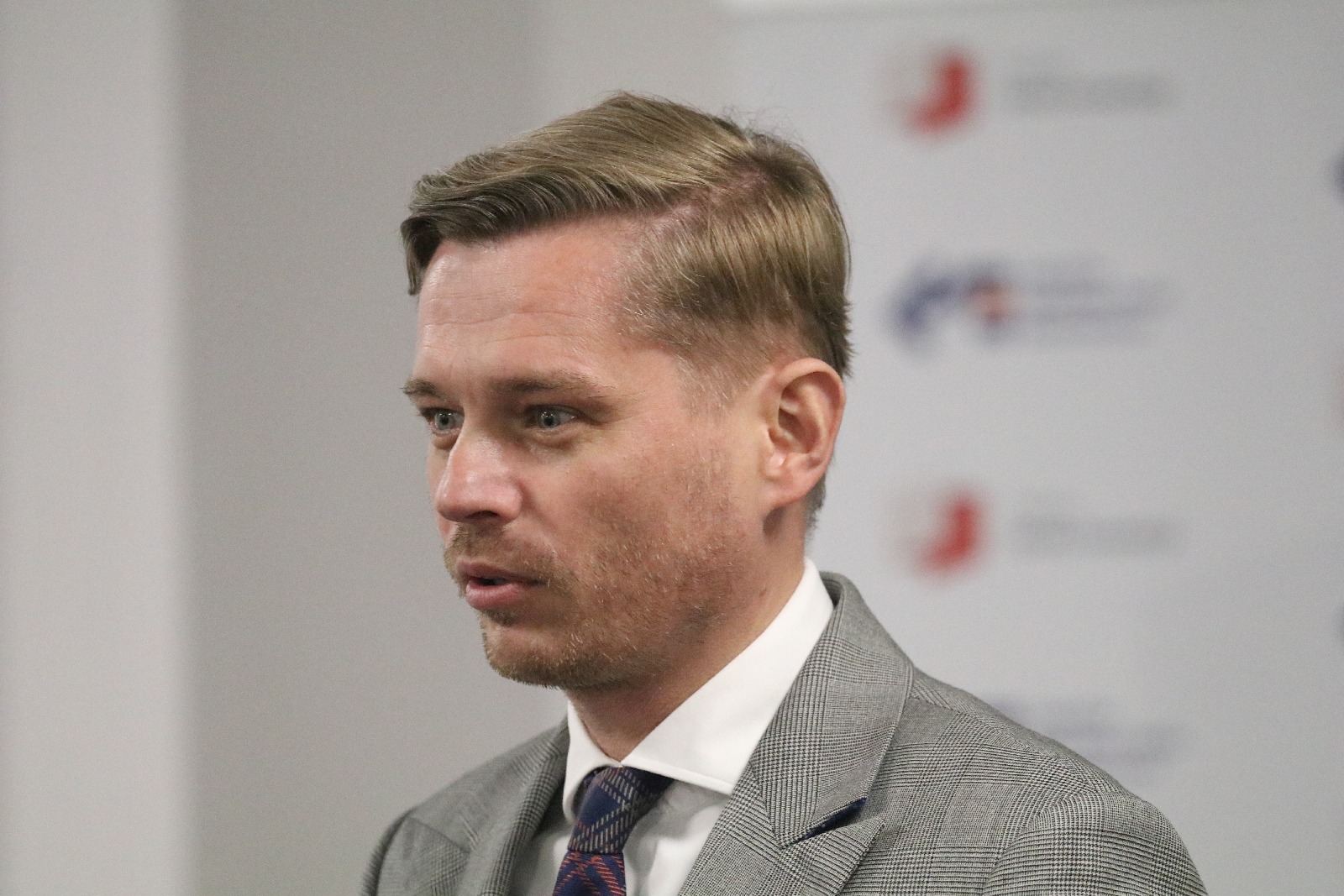 LSSE podjęła współpracę z Orgmasz. W tle samochody elektryczne
