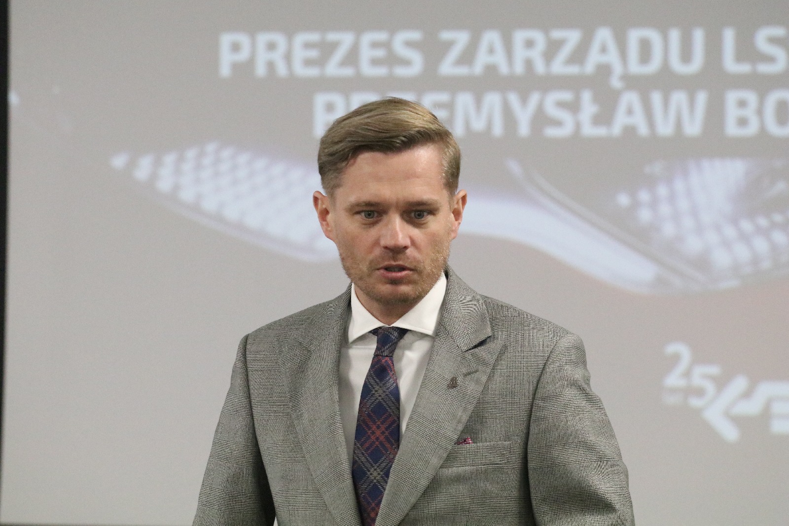 LSSE podjęła współpracę z Orgmasz. W tle samochody elektryczne
