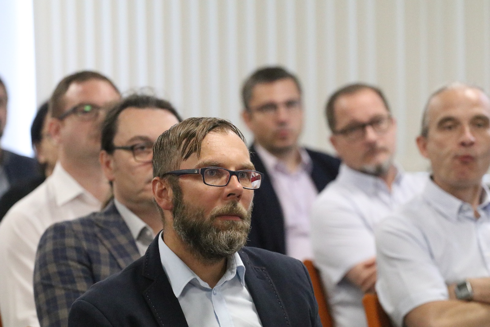 LSSE podjęła współpracę z Orgmasz. W tle samochody elektryczne