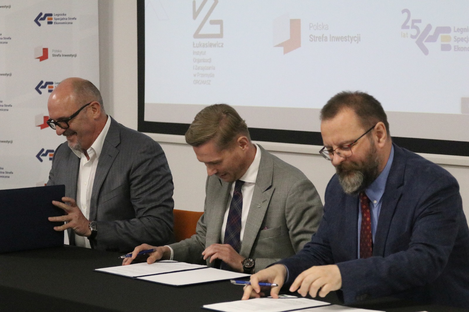 LSSE podjęła współpracę z Orgmasz. W tle samochody elektryczne