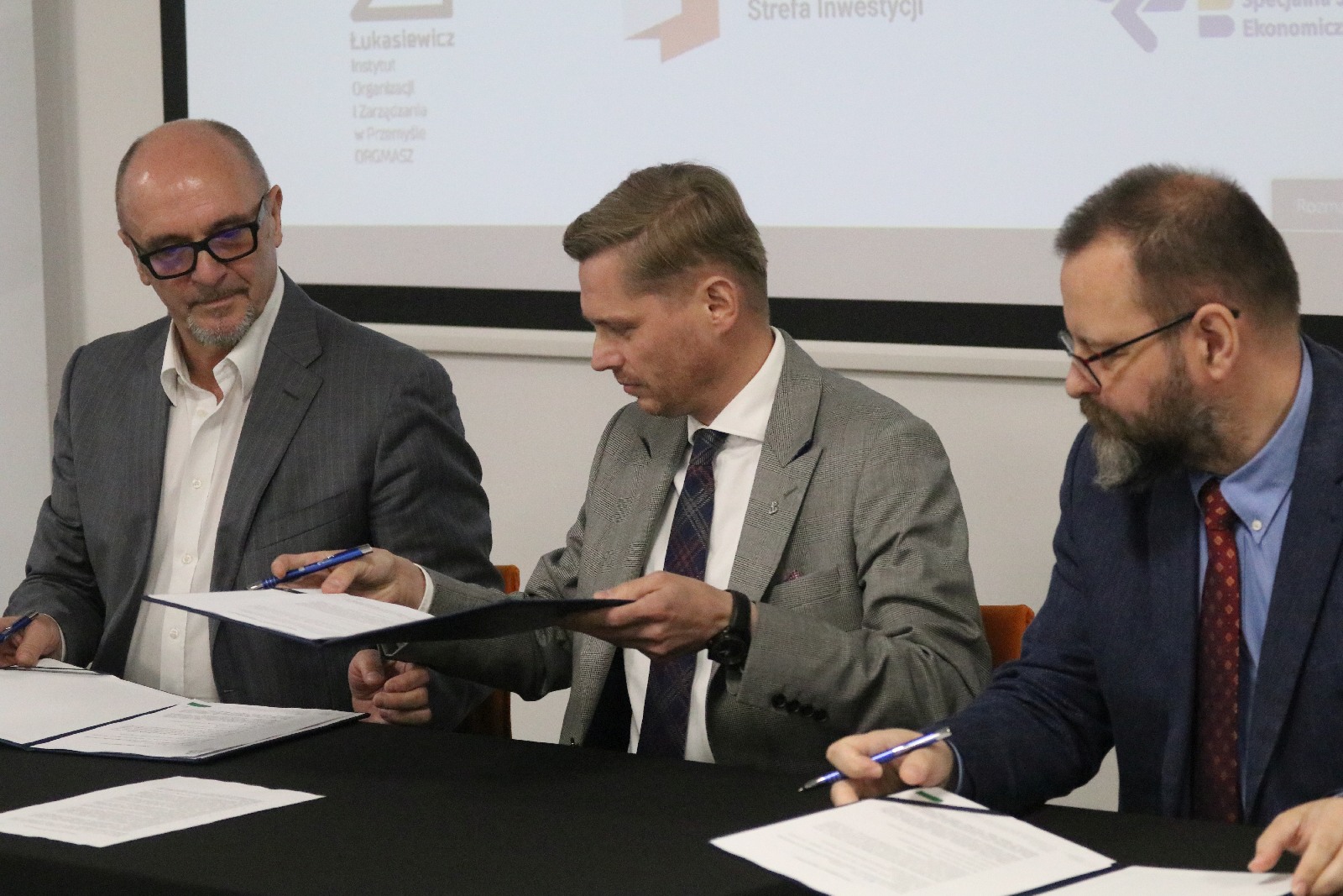 LSSE podjęła współpracę z Orgmasz. W tle samochody elektryczne