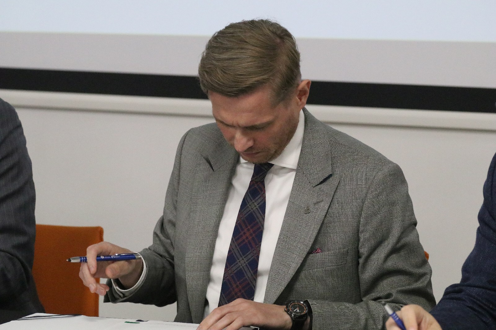LSSE podjęła współpracę z Orgmasz. W tle samochody elektryczne