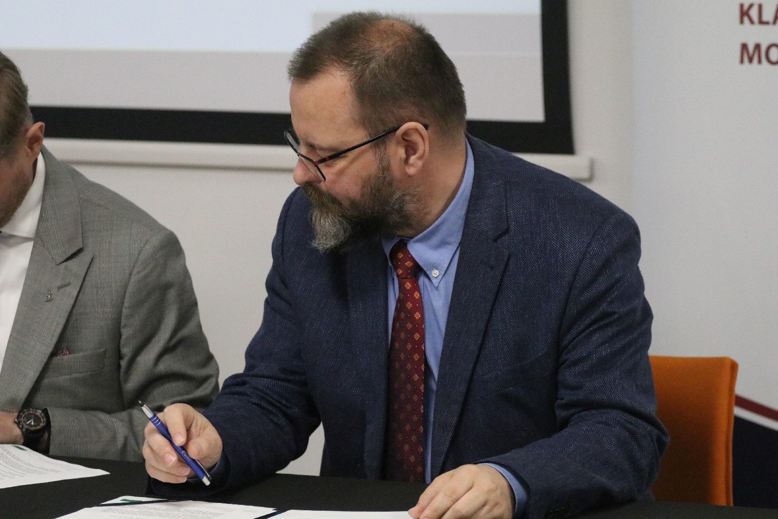 LSSE podjęła współpracę z Orgmasz. W tle samochody elektryczne