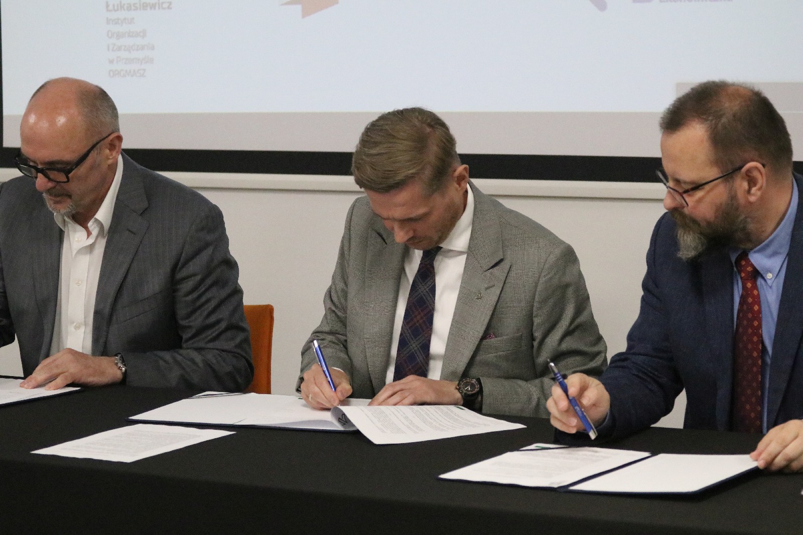 LSSE podjęła współpracę z Orgmasz. W tle samochody elektryczne
