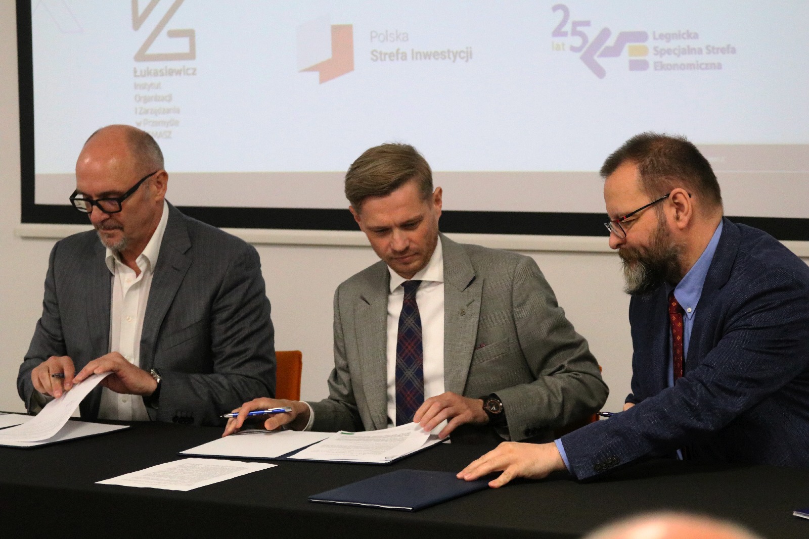 LSSE podjęła współpracę z Orgmasz. W tle samochody elektryczne